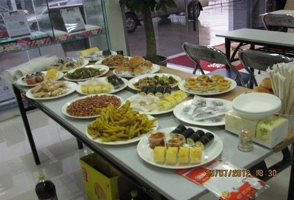 丰富的食品吸引着到场的嘉宾及客户