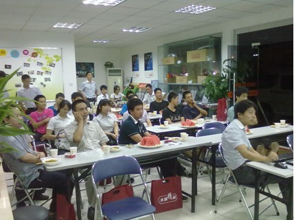 在场嘉宾认真听唐主管讲解